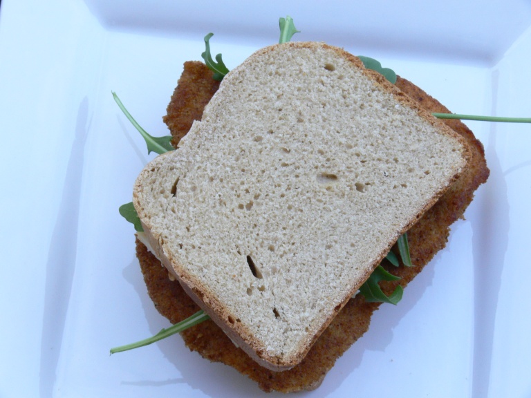 Bocadillo con pan de espelta blanca en panificadora - El clan de los sin trigo